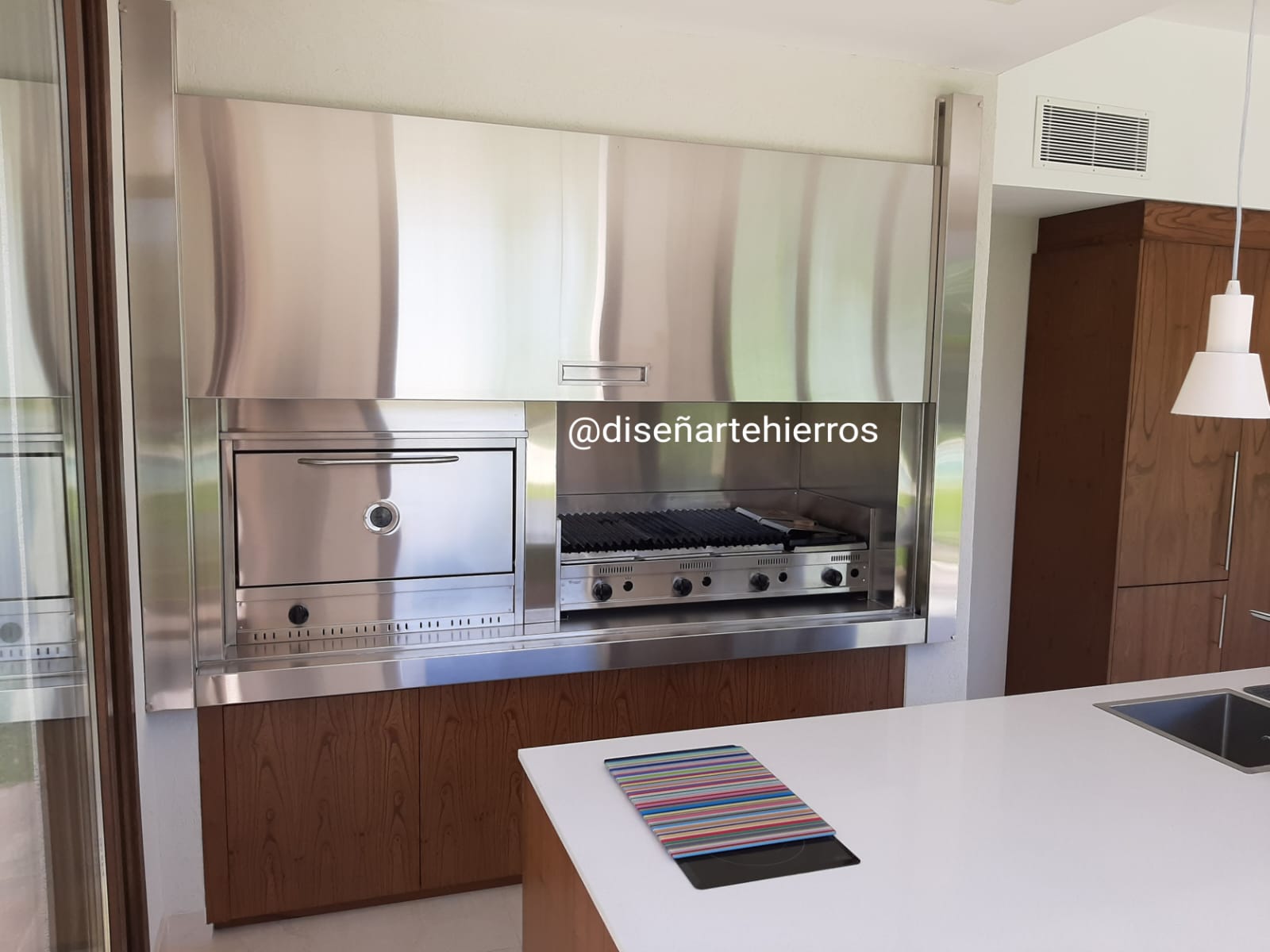 Frente de parrilla espejo premium en acero inoxidable 304 con ventana y manija, instalado en quincho